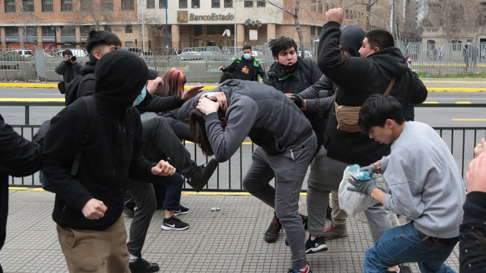 Hermano del Presidente Boric sufre violenta agresión en plena Alameda de Santiago