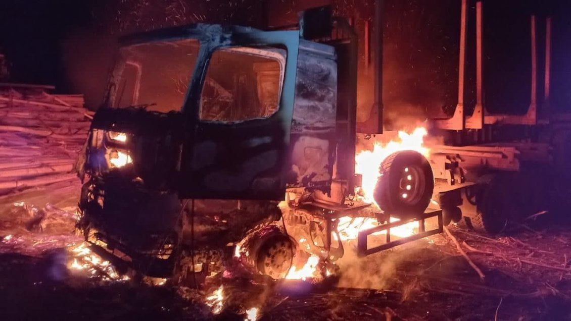 Ataque incendiario dejó tres camiones y una grúa quemadas en el Biobío