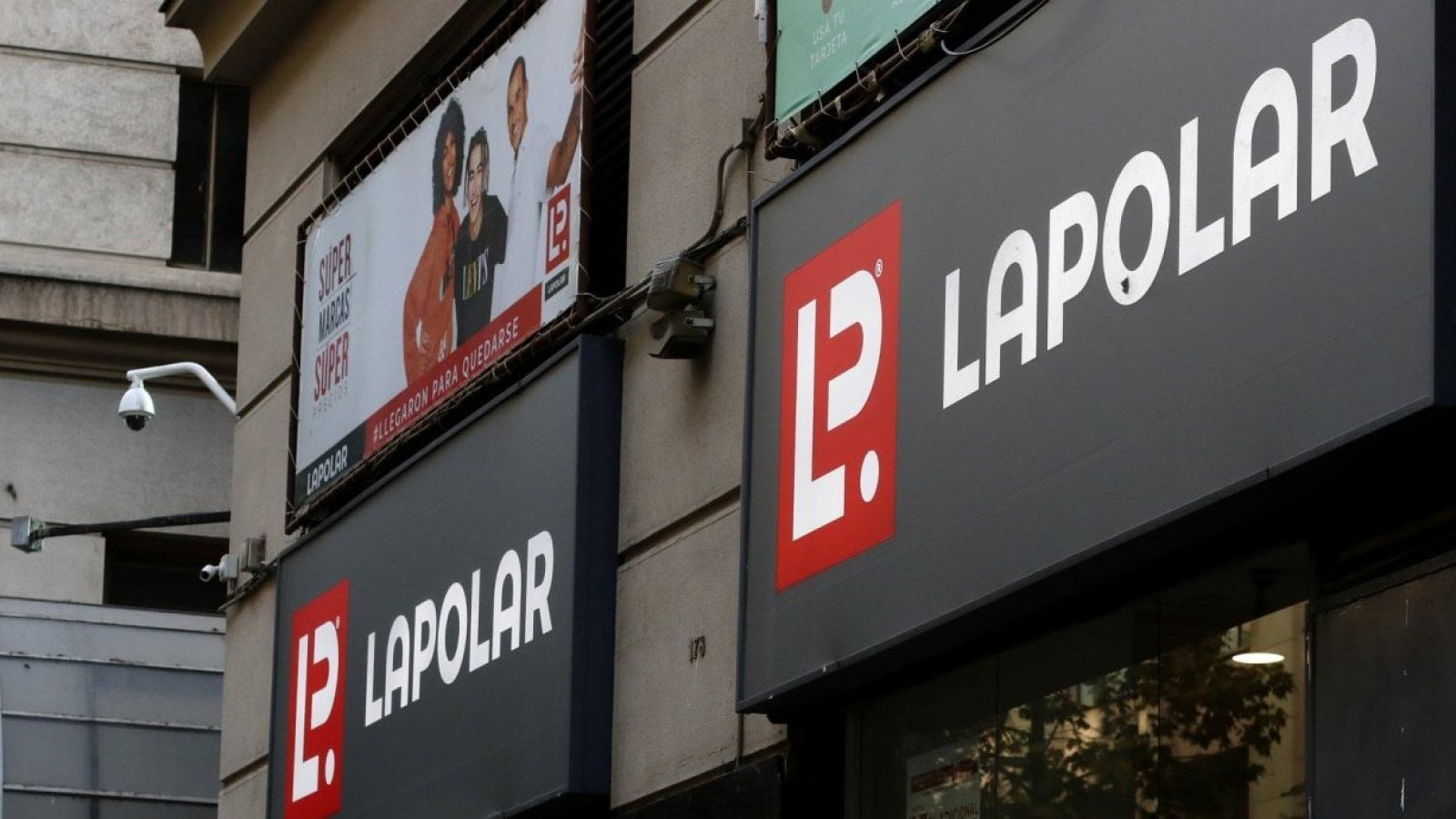 La Polar presenta demanda por "competencia desleal" contra Under Armour y Forus