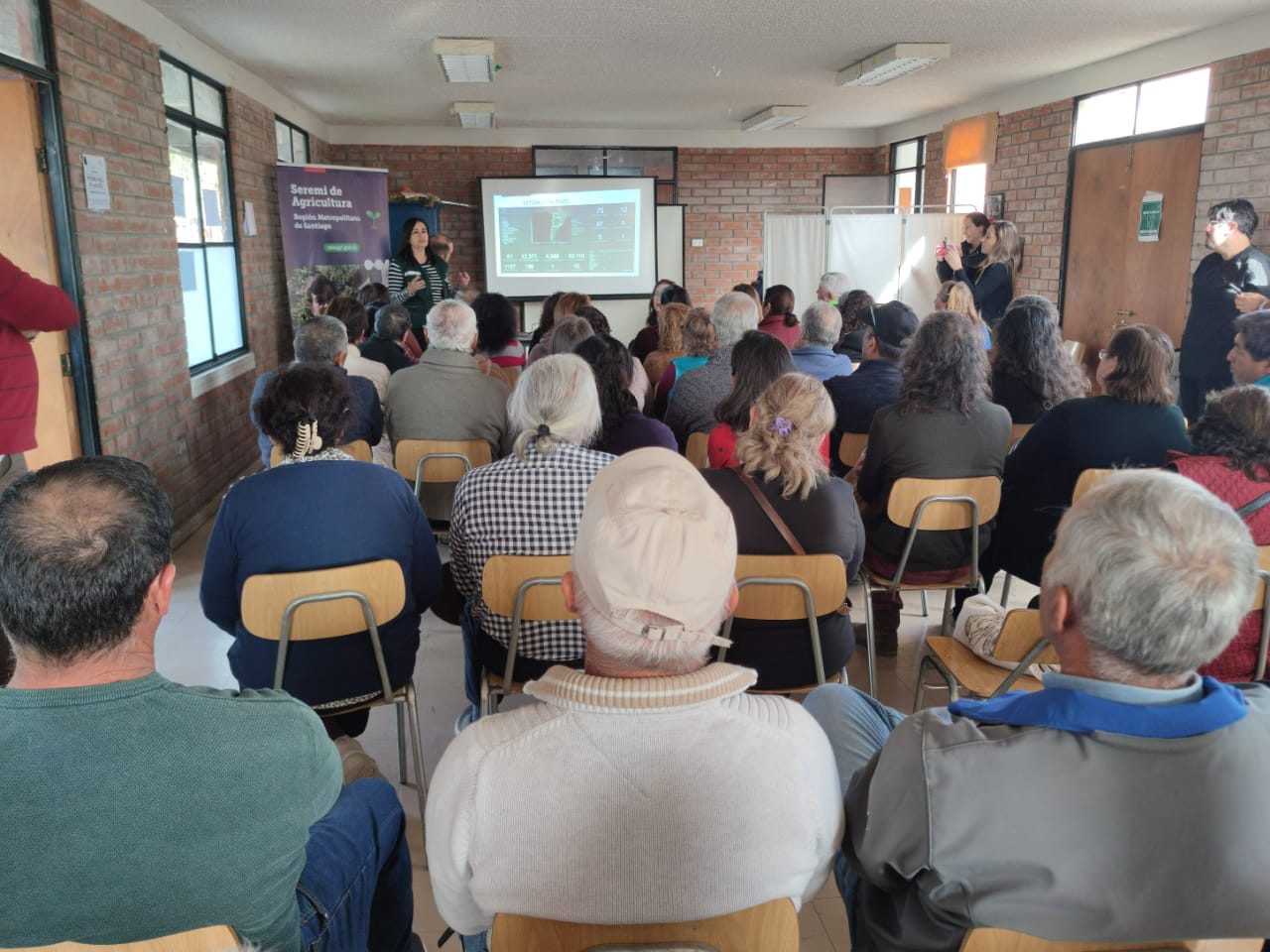 Avicultores de María Pinto participan de charla sobre Influenza Aviar