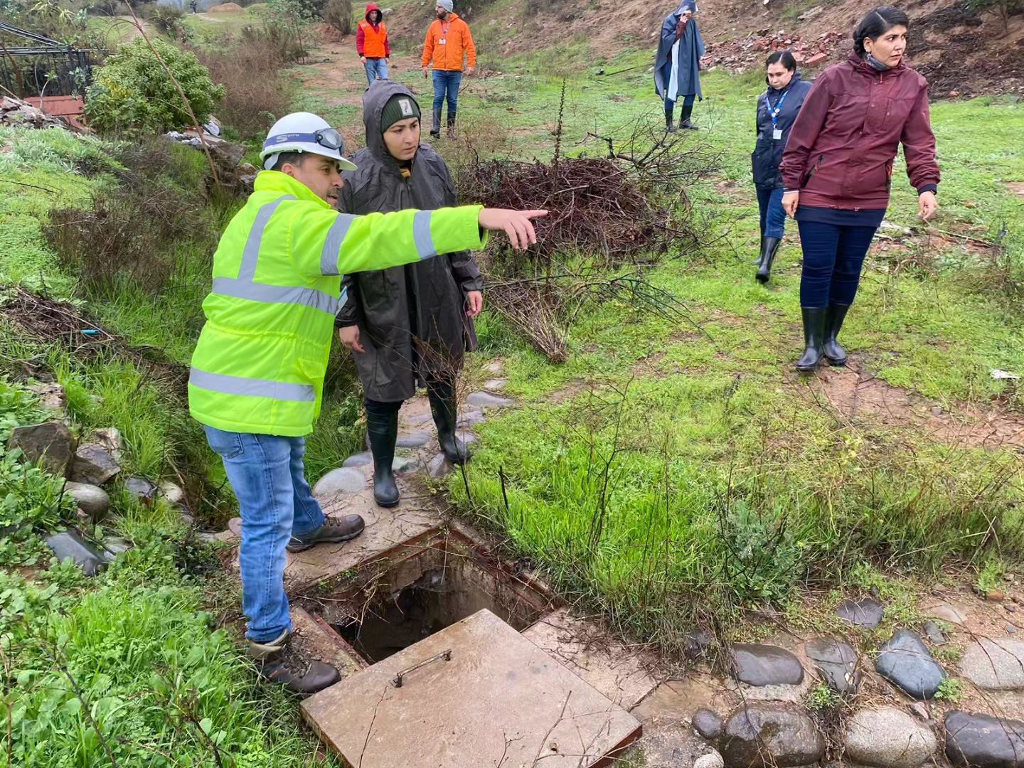 Municipio de Melipilla en terreno realizando trabajos en la zanja del Cerro El Sombrero