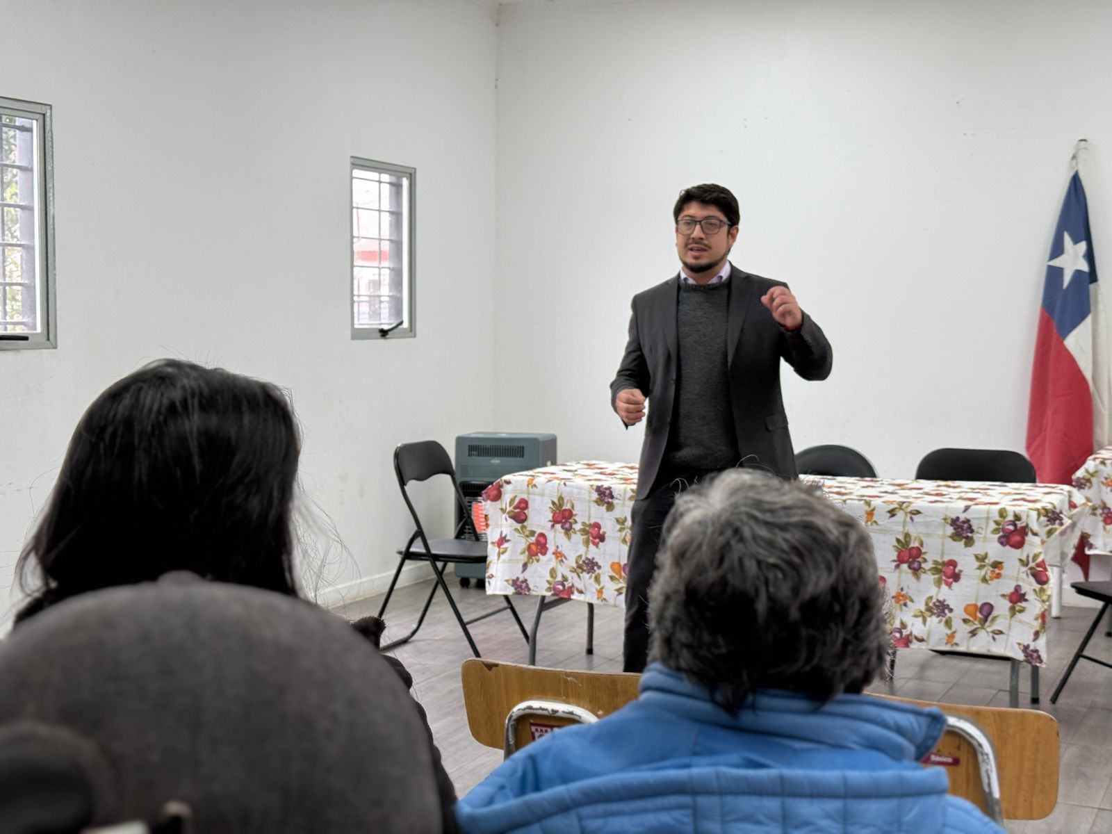 Delegado presidencial Bastián Alarcón sostiene reunión con vecinos del sector Padre Demetrio Bravo en Melipilla